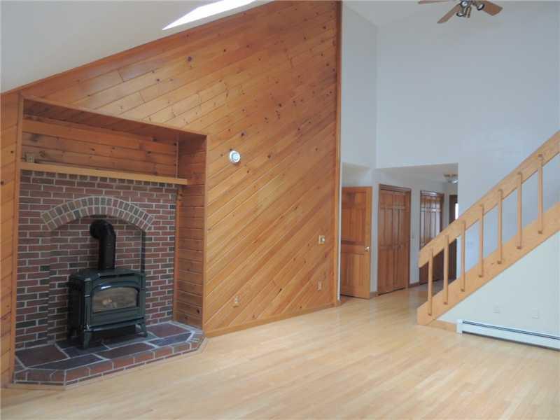 155 Ridgeview Drive Bangor, ME 04401 - Photo 13 of 34 Living Room.