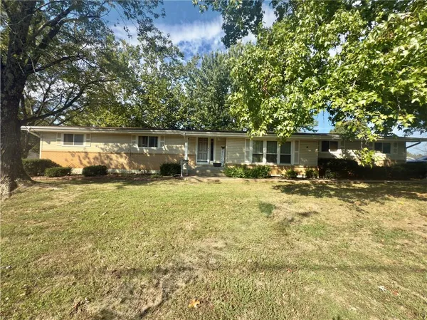 $215,000 | 124 Hillcrest Drive, Nevada, MO 64772
