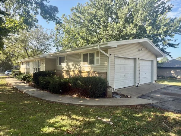 $215,000 | 124 Hillcrest Drive, Nevada, MO 64772