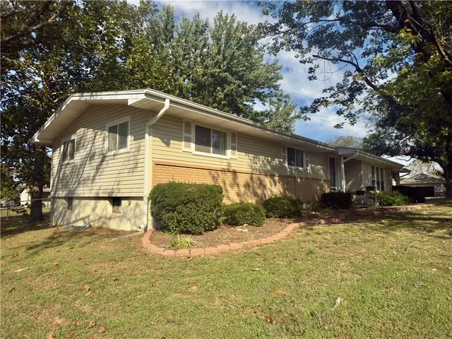 $222,500 | 124 Hillcrest Drive, Nevada, MO 64772