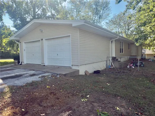 $215,000 | 124 Hillcrest Drive, Nevada, MO 64772