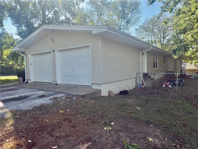 $222,500 | 124 Hillcrest Drive, Nevada, MO 64772