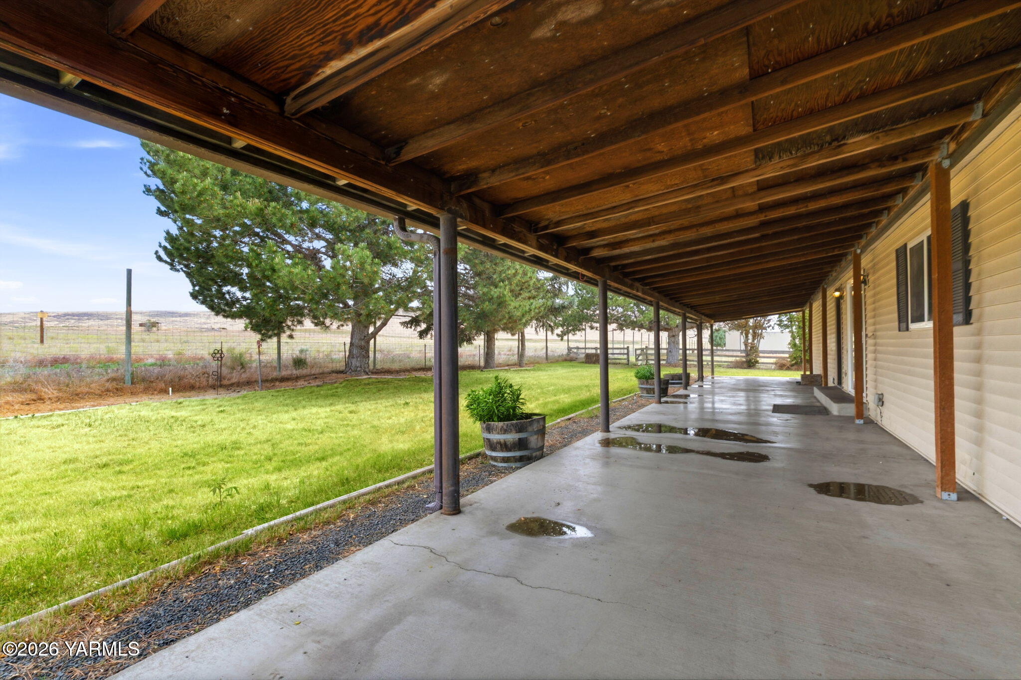171 Gopher Road Selah, WA 98942 - Photo 17 of 24 a view of a porch with furniture and garden