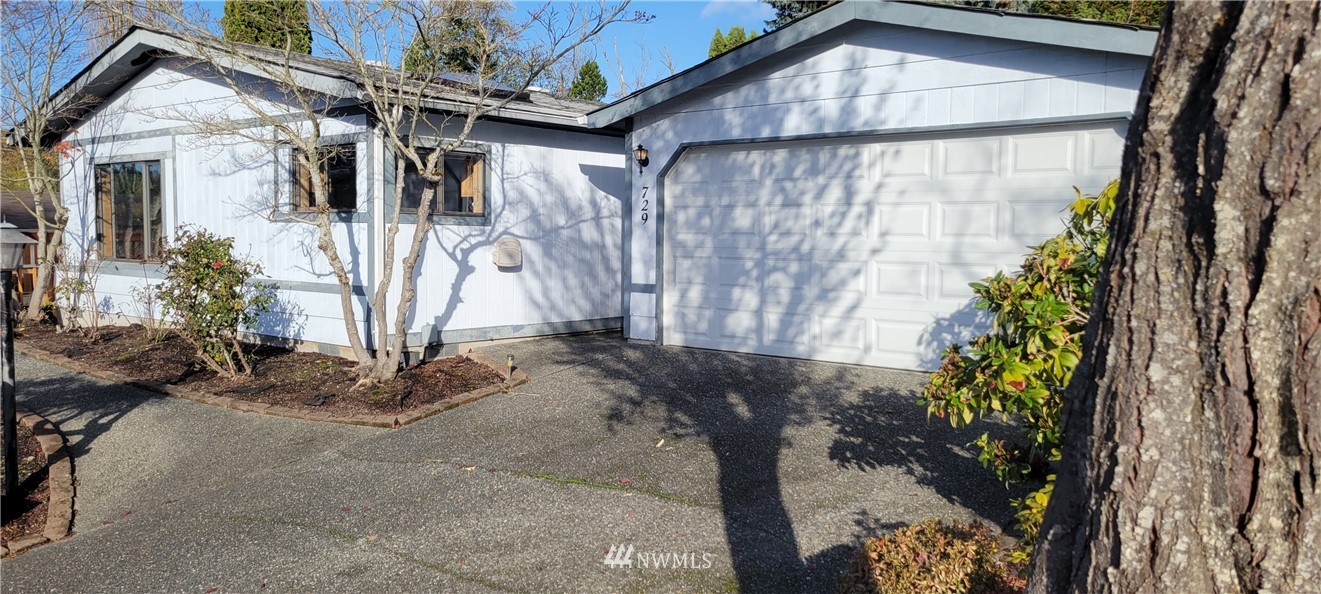 729 236th Place Southwest Bothell, WA 98021 - Photo 2 of 40 a backyard of a house