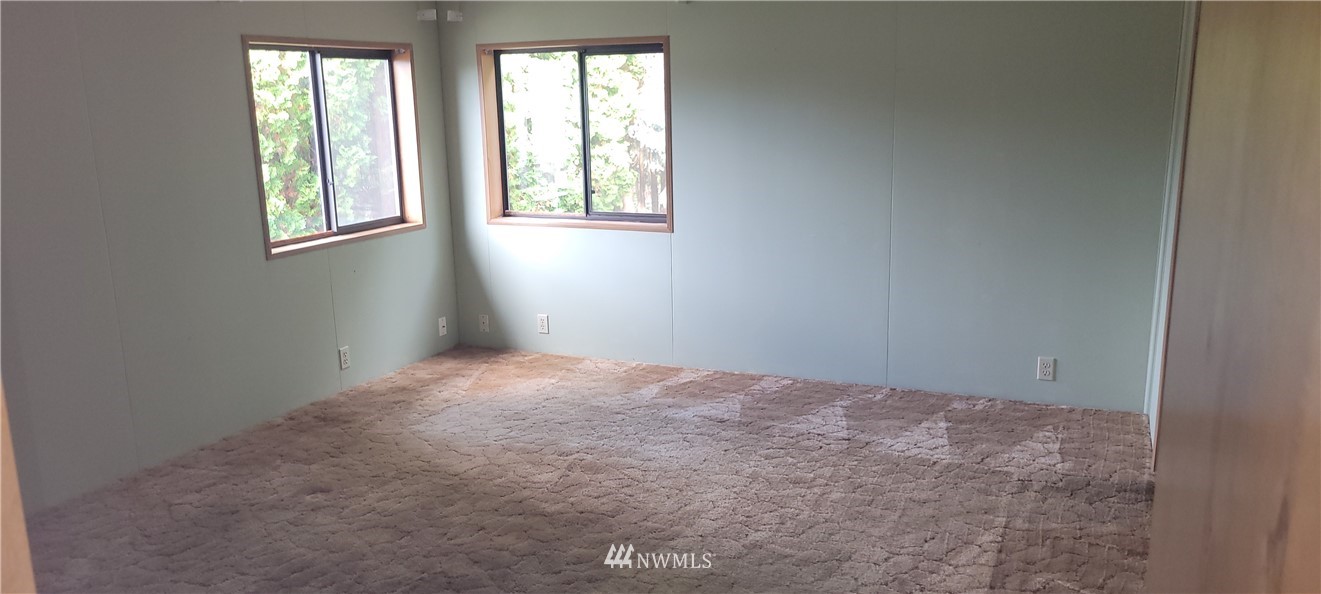 729 236th Place Southwest Bothell, WA 98021 - Photo 24 of 40 an empty room with windows