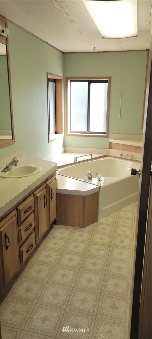 729 236th Place Southwest Bothell, WA 98021 - Photo 26 of 40 a spacious bathroom with a tub sink and mirror