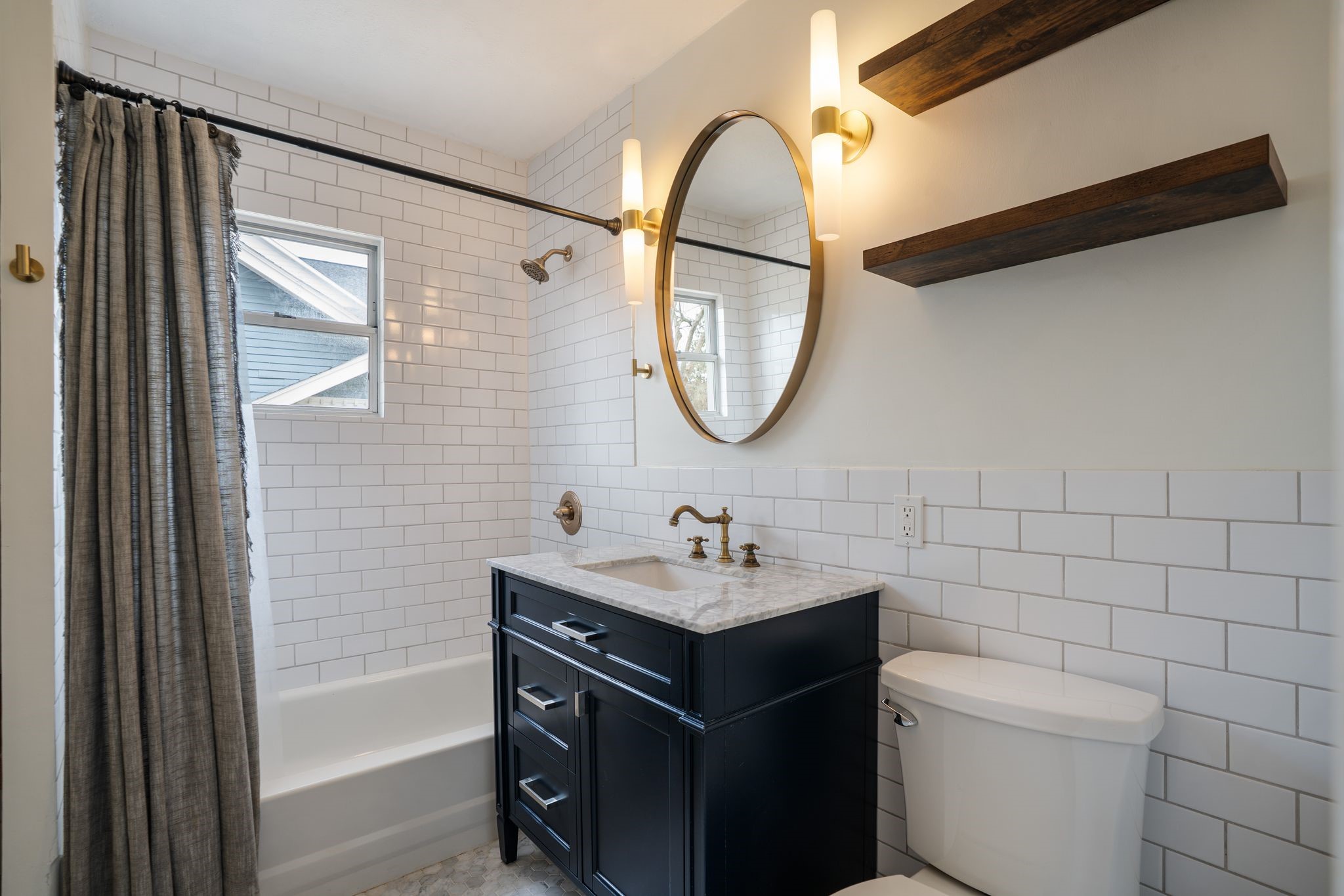 616 Teetshorn Street Houston, TX 77009 - Photo 13 of 50 Secondary Guest Bathroom