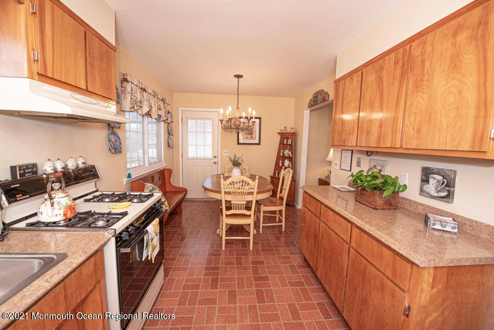 973 Hyson Road Jackson, NJ 08527 - Photo 15 of 38 Kitchen towards Dining Room