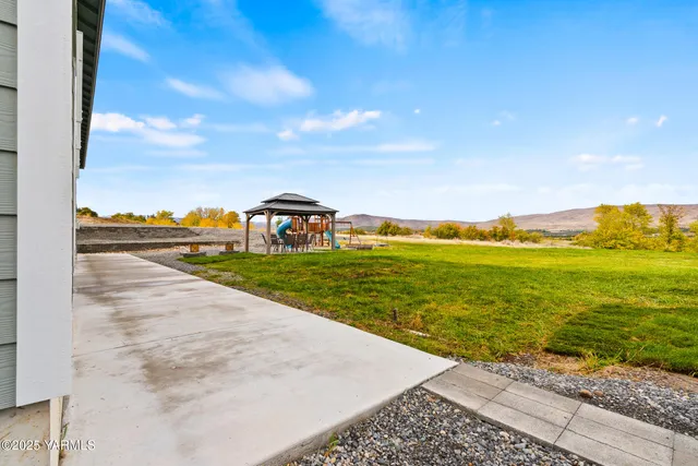 a view of a house with a backyard