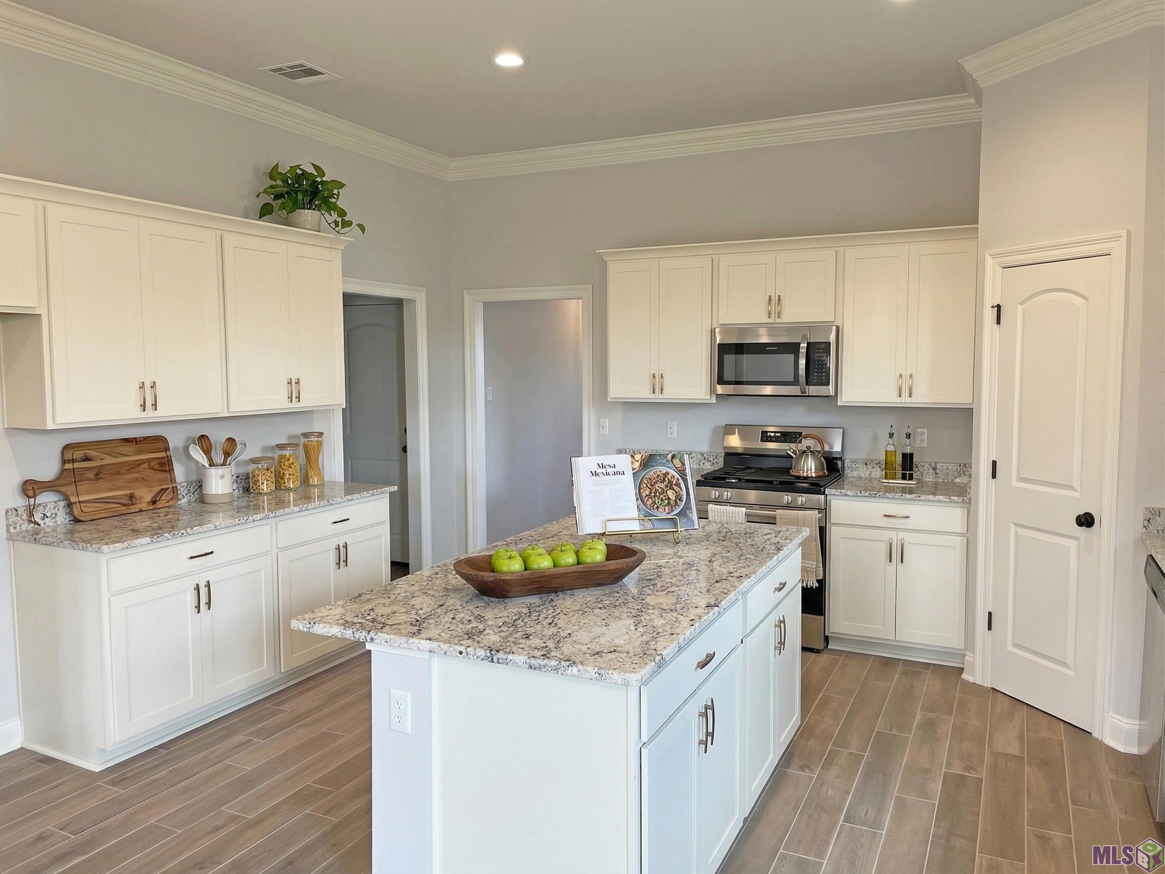 354 Rue Evangeline Houma, LA 70364 - Photo 3 of 11 STAGED PHOTO