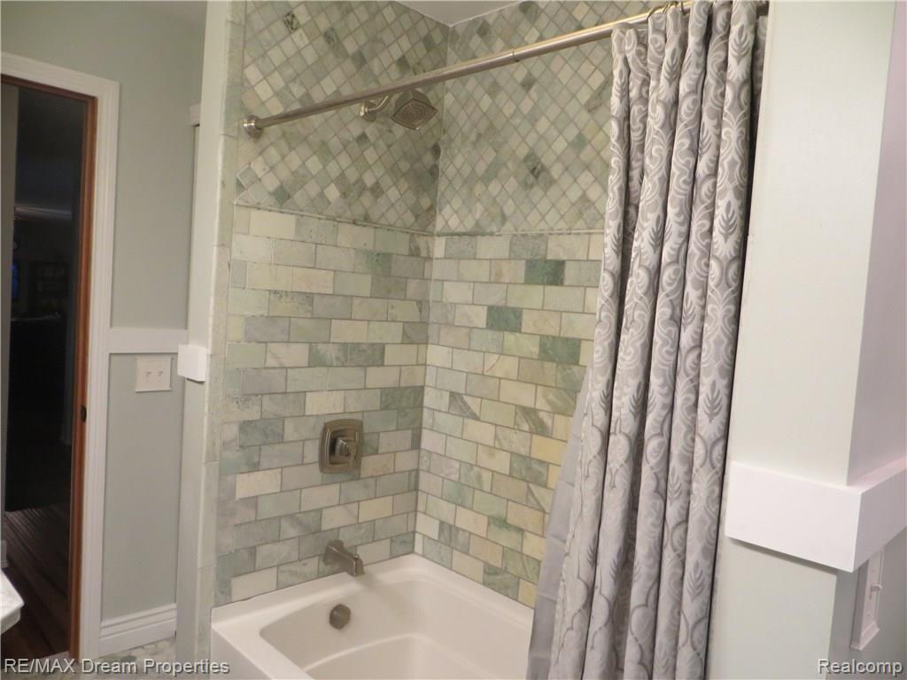 7095 Colonial Way Howell, MI 48855 - Photo 19 of 61 031.JPG
