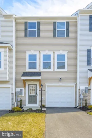 a view of an house with swimming pool