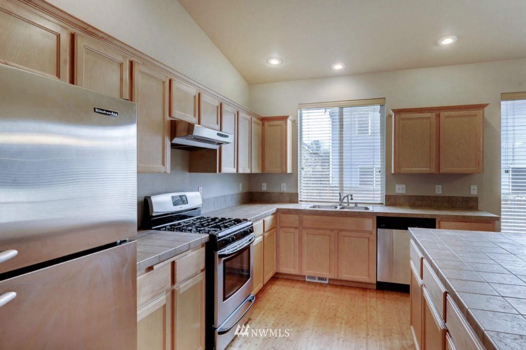 316 Yakima Place Southeast Renton, WA 98059 - Photo 2 of 19 Gallery Image 2