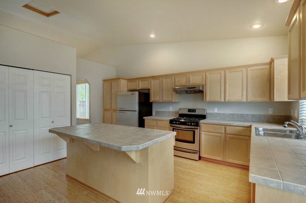 316 Yakima Place Southeast Renton, WA 98059 - Photo 3 of 19 Gallery Image 3