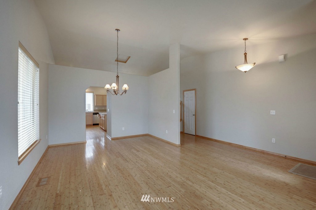 316 Yakima Place Southeast Renton, WA 98059 - Photo 5 of 19 Gallery Image 5