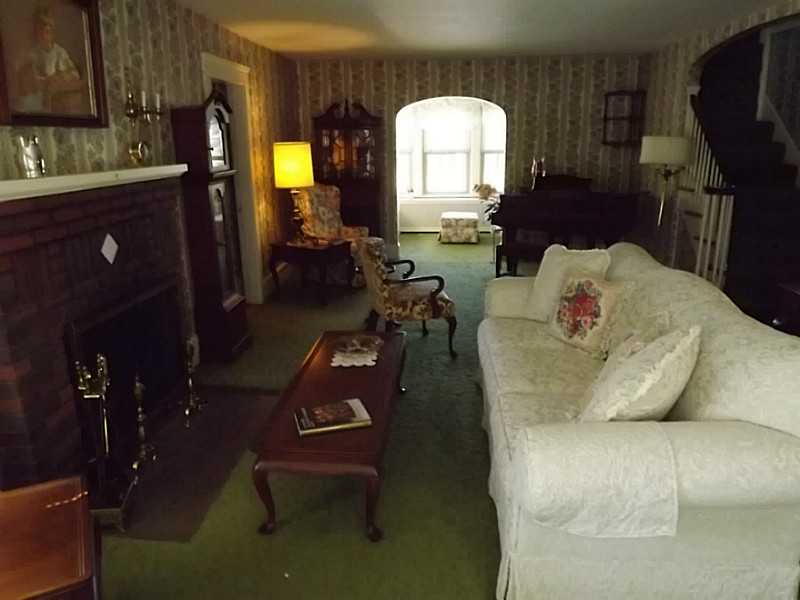 213 Airport Road Warwick, RI 02889 - Photo 7 of 25 Living Room.