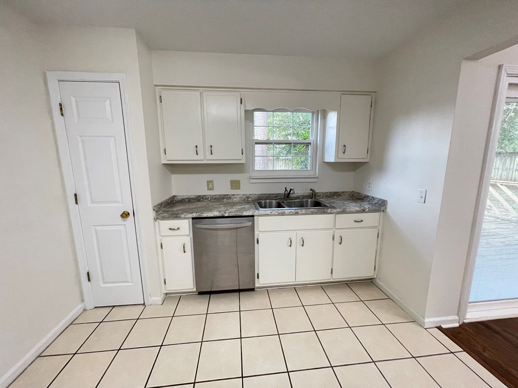 108 Rochelle Court Dothan, AL 36305 - Photo 7 of 25 Kitchen