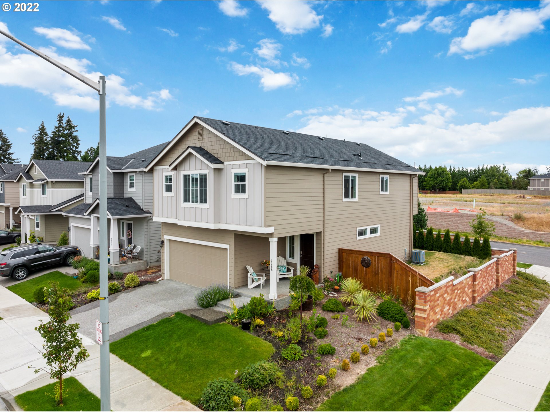 2256 South Meadowlark Dr. Ridgefield, WA 98642 - Photo 2 of 32 a front view of a house with garden