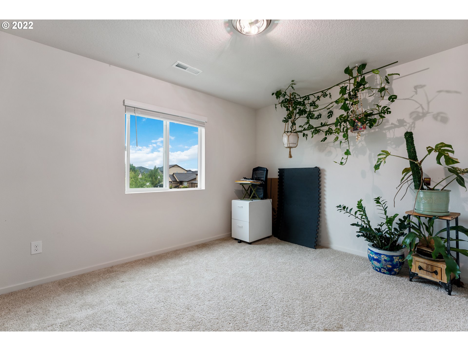 2256 South Meadowlark Dr. Ridgefield, WA 98642 - Photo 22 of 32 a view of a room with a potted plant