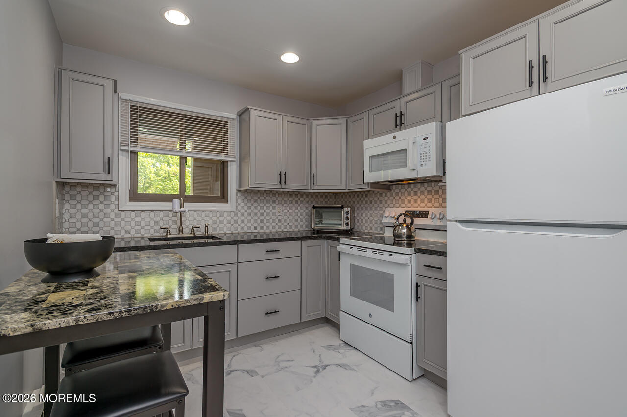 48 Ellsworth Court Red Bank, NJ 07701 - Photo 5 of 31 LR-9819