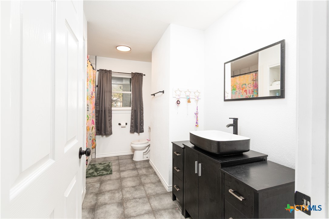 3601 Keller Road Temple, TX 76504 - Photo 12 of 23 hall bath