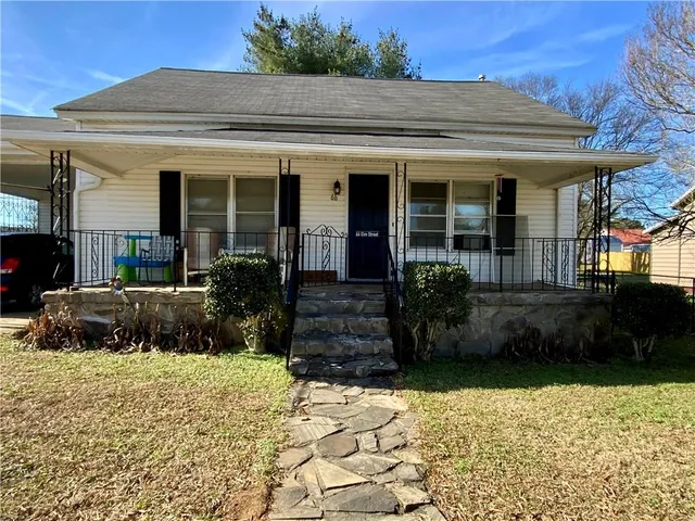 a view of a house with a yard