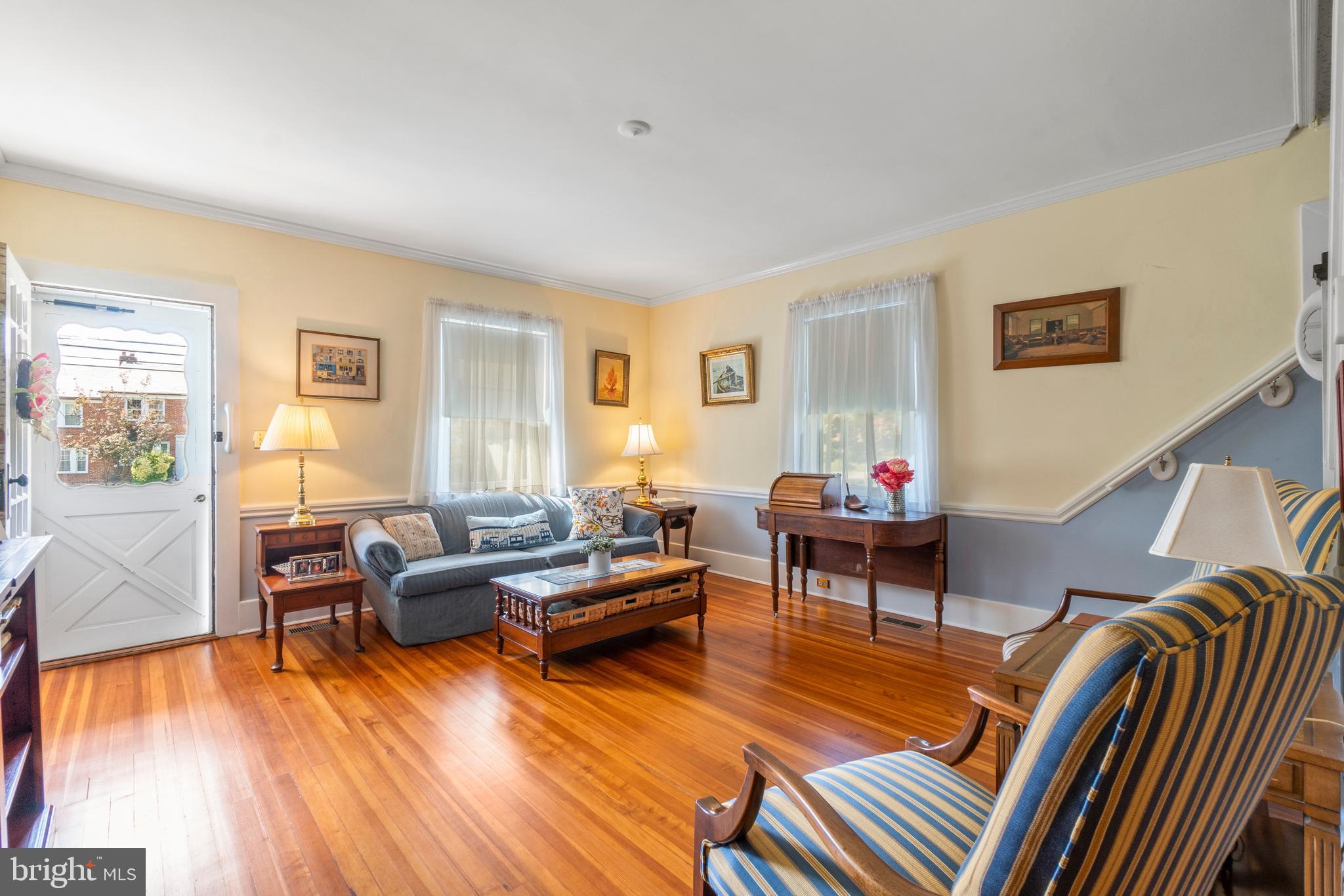 509 Academy Road Catonsville, MD 21228 - Photo 12 of 37 Inviting LR ( look how the floors shine)