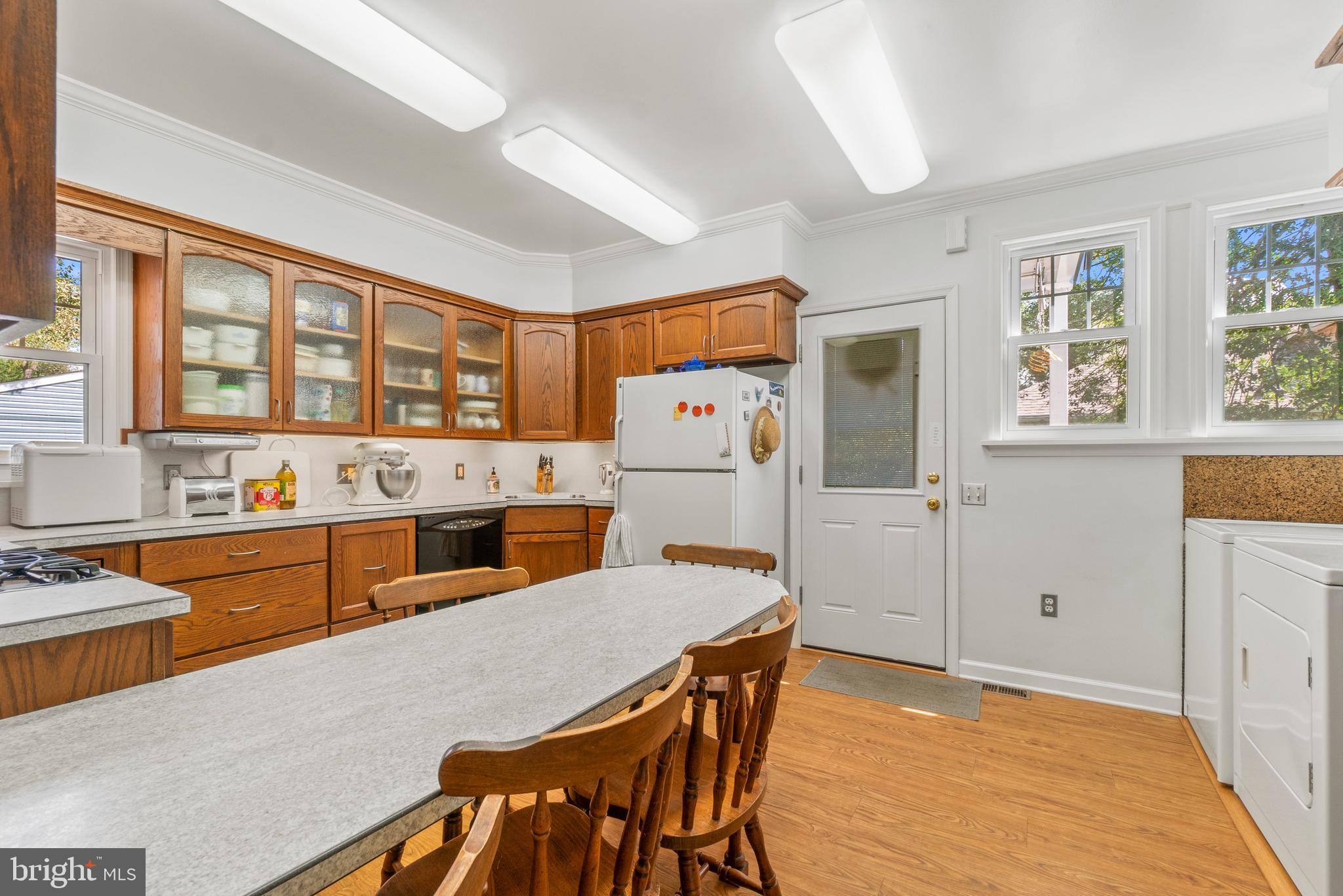 509 Academy Road Catonsville, MD 21228 - Photo 21 of 37 Laminate flooring matches cabinets
