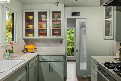 $1,398,000 | 10 Burdeck Court, Oakland, CA 94602