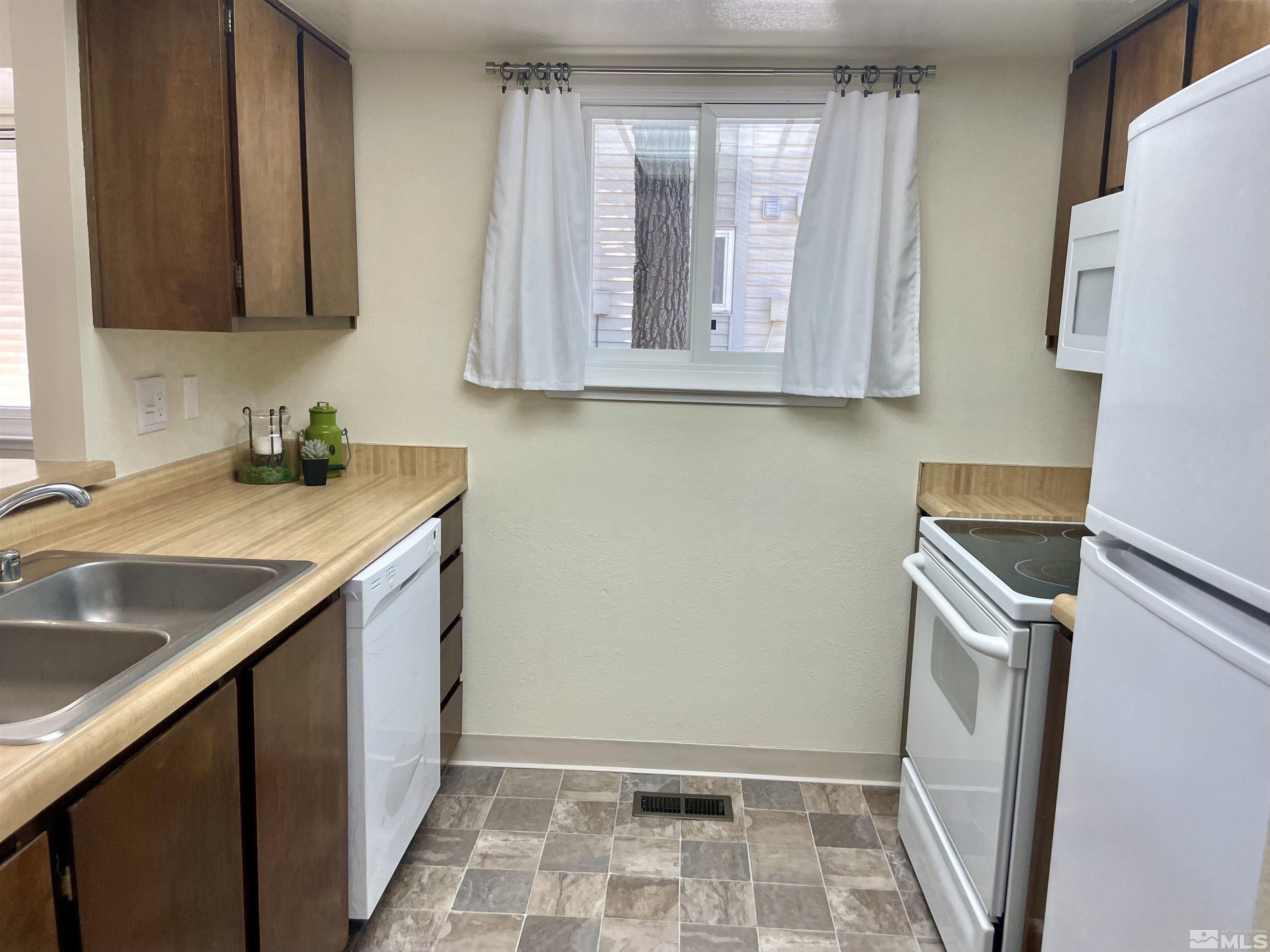 2382 Roundhouse Road Sparks, NV 89431 - Photo 6 of 26 Photo 6