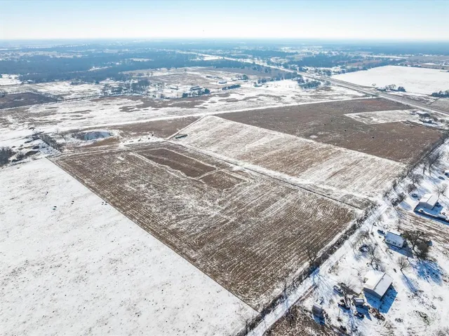 an view of a big room with wooden floor