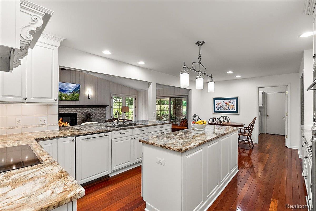 5033 Aintree Court Rochester, MI 48306 - Photo 12 of 64 Amazing kitchen