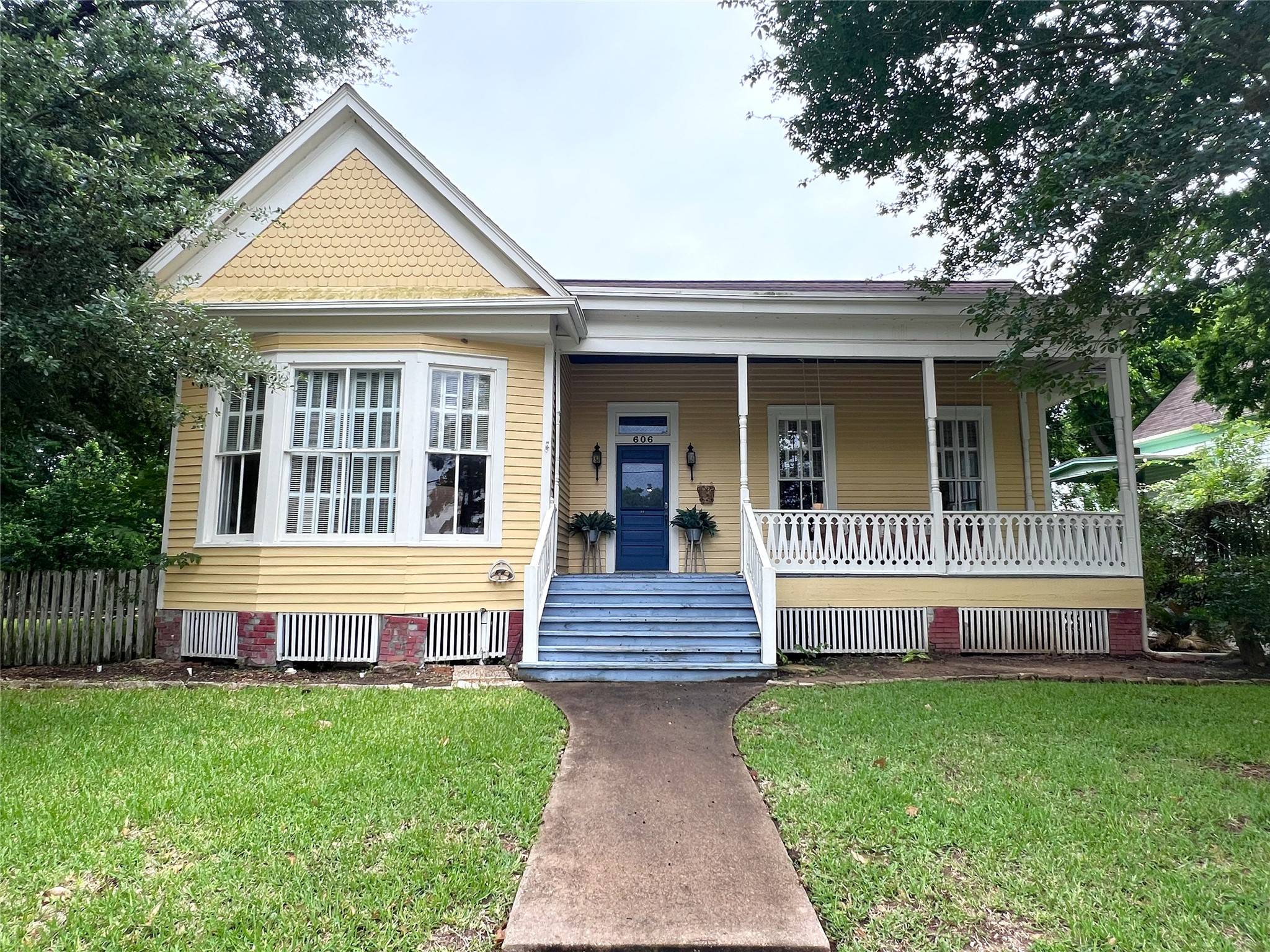 606 Sycamore Street Brenham, TX 77833 - Photo 3 of 27 a front view of a house with garden