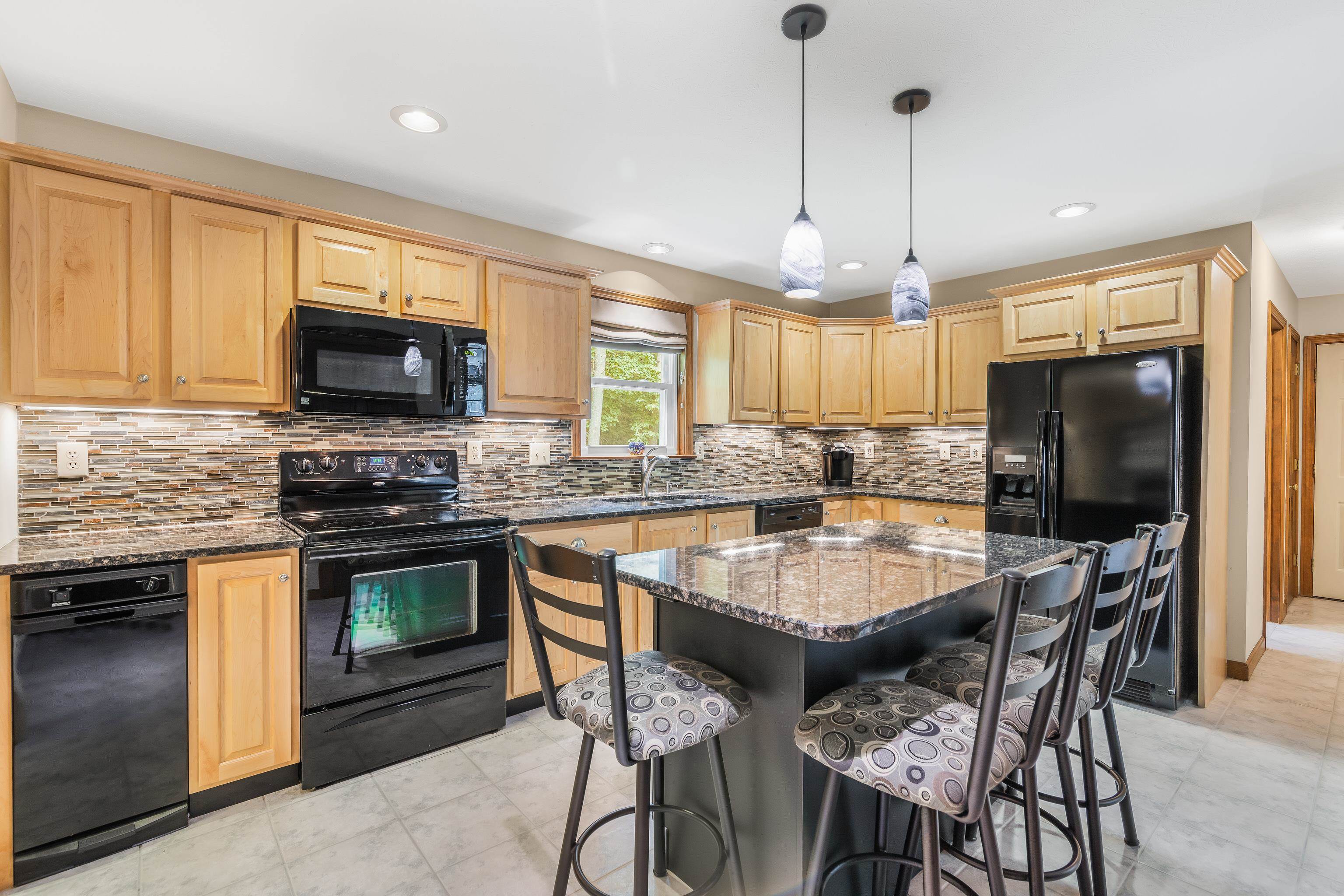 33 New Merrimack Road Bedford, NH 03110 - Photo 5 of 40