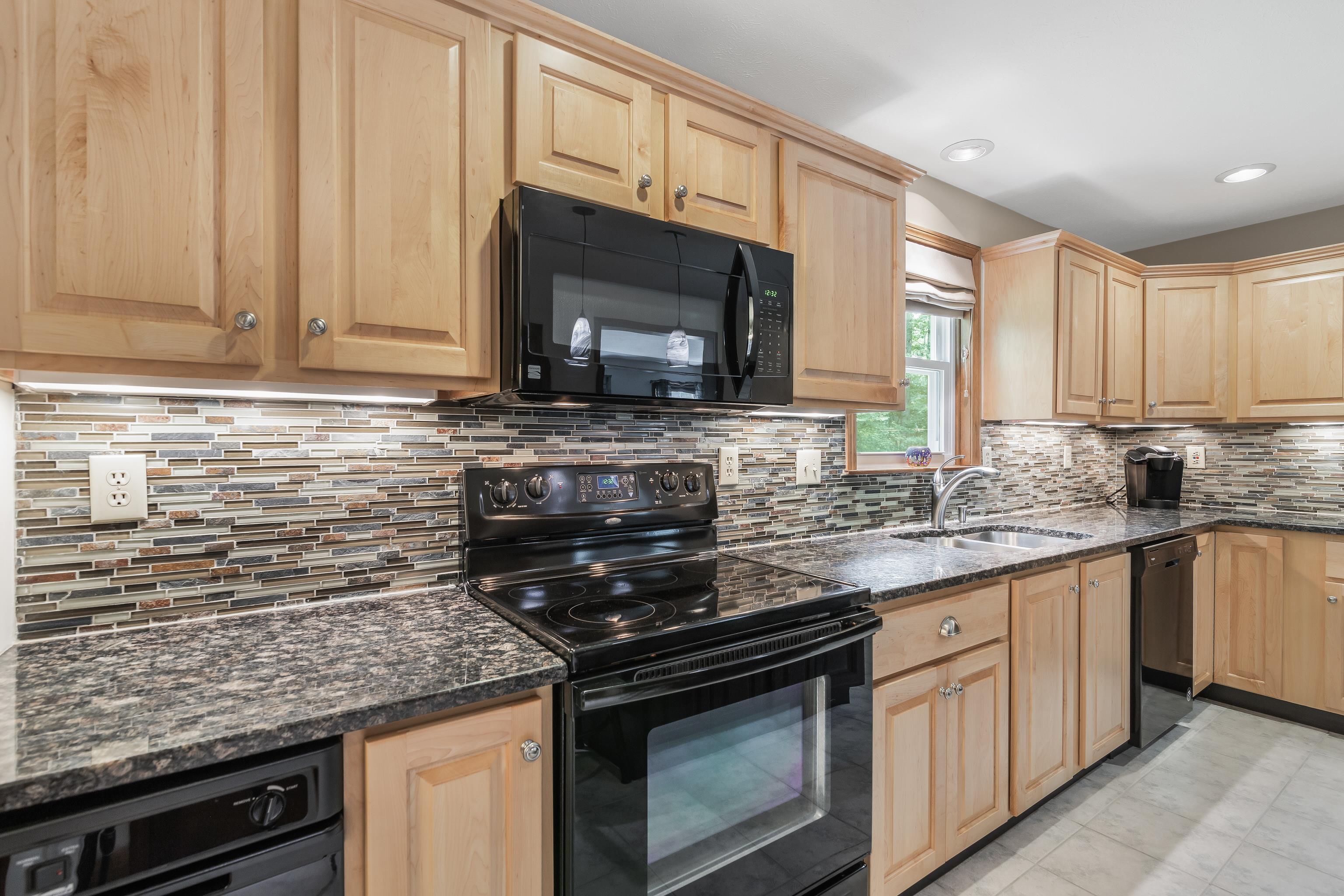33 New Merrimack Road Bedford, NH 03110 - Photo 6 of 40