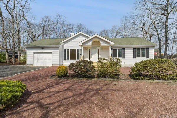$875,000 | 4 Carols Way, Hampton Bays, NY 11946