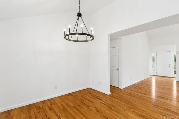 $875,000 | 4 Carols Way, Hampton Bays, NY 11946