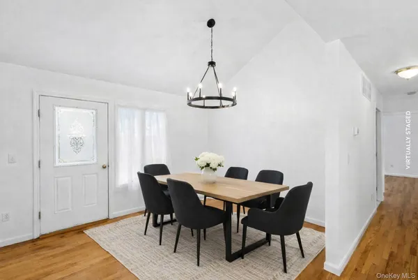 $875,000 | 4 Carols Way, Hampton Bays, NY 11946
