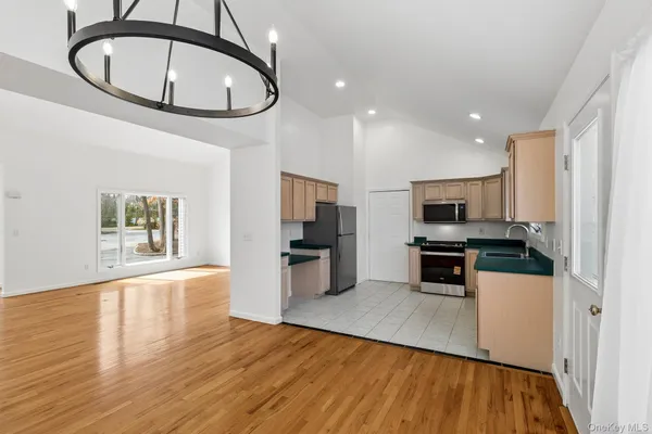 $875,000 | 4 Carols Way, Hampton Bays, NY 11946