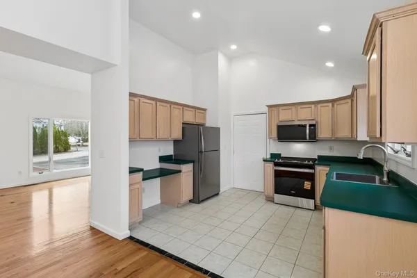 $875,000 | 4 Carols Way, Hampton Bays, NY 11946