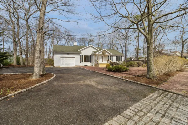 $875,000 | 4 Carols Way, Hampton Bays, NY 11946