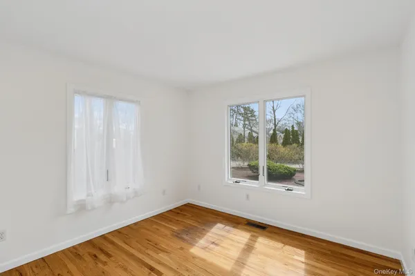 $875,000 | 4 Carols Way, Hampton Bays, NY 11946