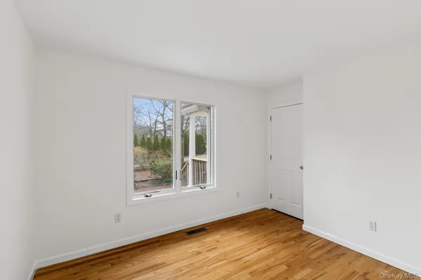 $875,000 | 4 Carols Way, Hampton Bays, NY 11946