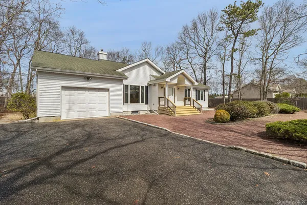 $875,000 | 4 Carols Way, Hampton Bays, NY 11946