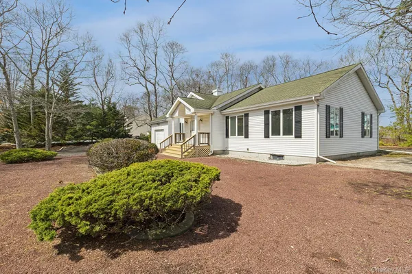 $875,000 | 4 Carols Way, Hampton Bays, NY 11946
