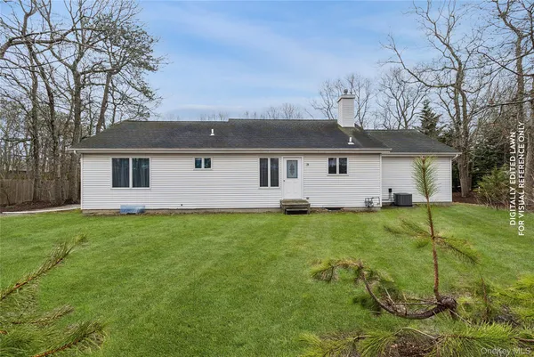 $875,000 | 4 Carols Way, Hampton Bays, NY 11946