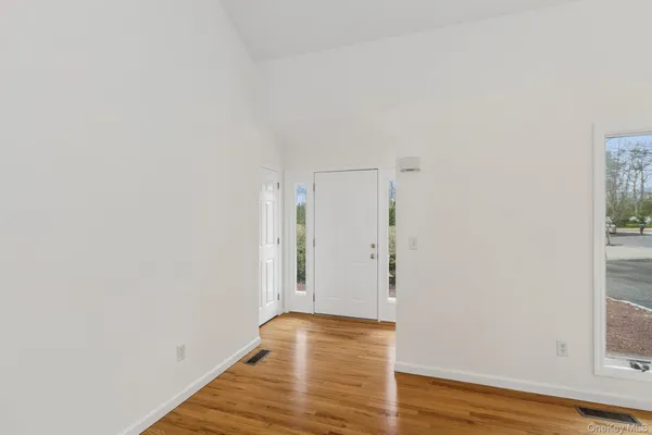 $875,000 | 4 Carols Way, Hampton Bays, NY 11946