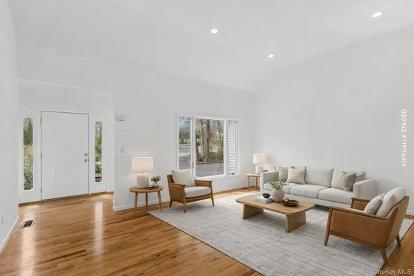 $875,000 | 4 Carols Way, Hampton Bays, NY 11946