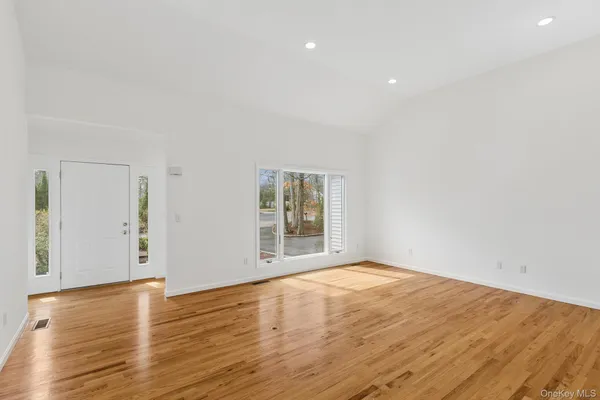 $875,000 | 4 Carols Way, Hampton Bays, NY 11946