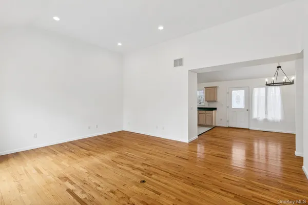 $875,000 | 4 Carols Way, Hampton Bays, NY 11946